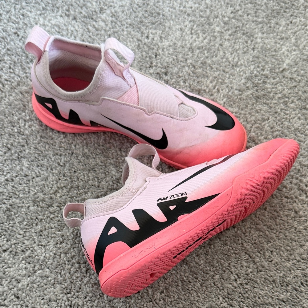 Nike Jr. Mercurial Vapor 15 Academy indoor court shoes
